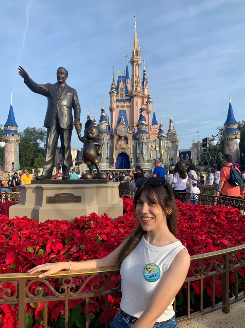 Ani junto a la estatua Partners con el castillo de fondo