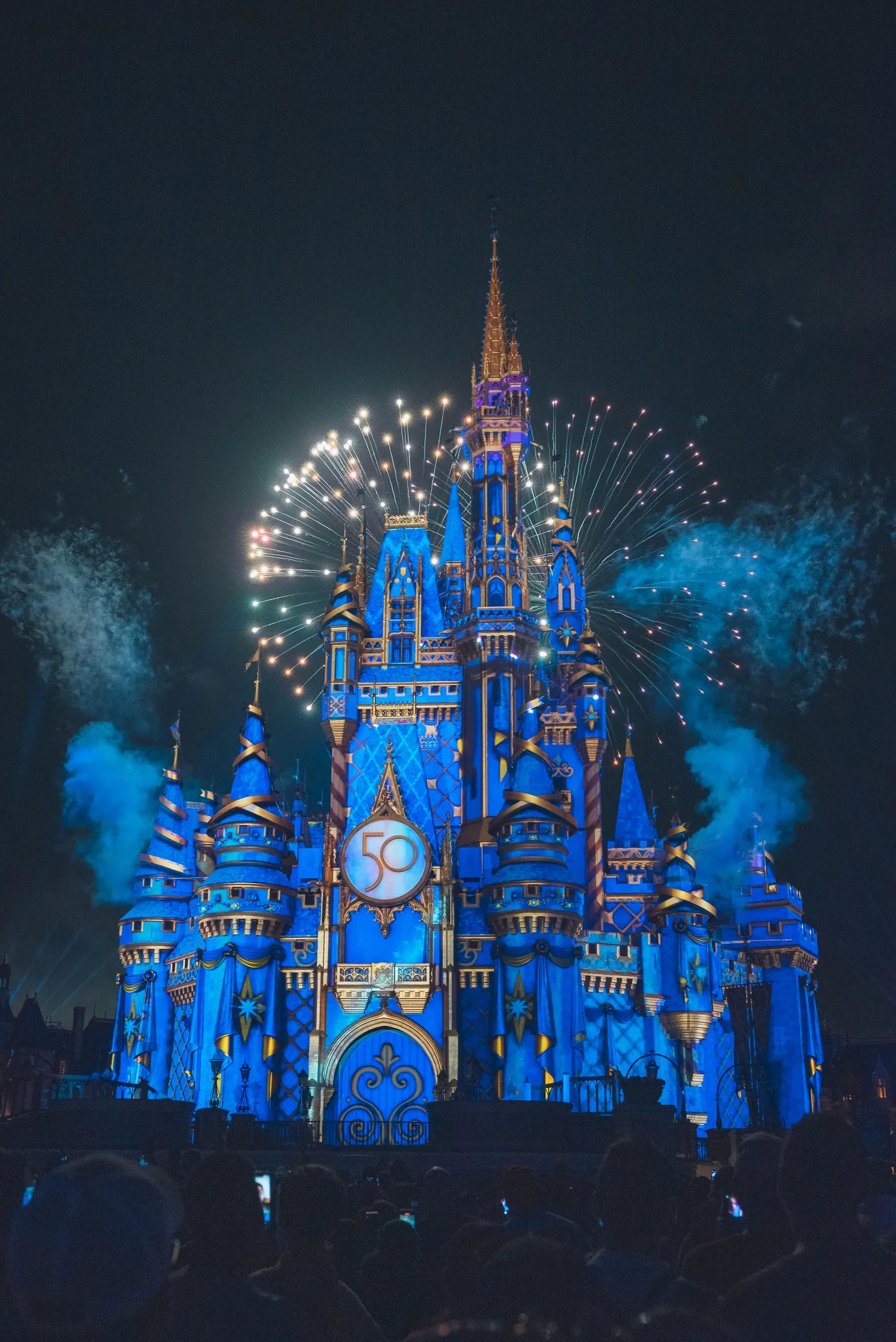 El castillo de Disney iluminado con fuegos artificiales de noche